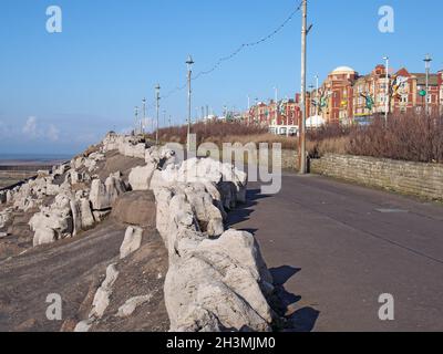 Zwei Personen, die entlang der Fußgängerstraße entlang der Südpromenade in Blackpool in der künstlich angelegten Gegend bekannt Stockfoto