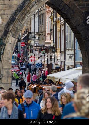 Geschäftige Prager Einkaufsstraße: Der Blick durch den Pulverturm in Prag viele Käufer und Touristen drängen die beliebte Einkaufsstraße. Stockfoto