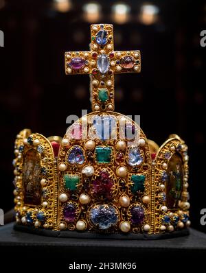 Kaiserliche Krone des Heiligen Römischen Reiches: Diese stark mit Juwelen verkrustete Krönungskrone wurde einst als die Krone Karls des Großen geglaubt, aber sie wurde im 10. Jahrhundert (c. 962), 150 Jahre nach seinem Tod. Stockfoto