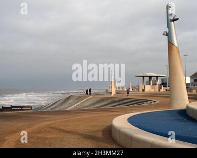 Menschen auf der Promenade entlang der Küste bei cleveleys in blackpool mit Stufen zum Strand Stockfoto