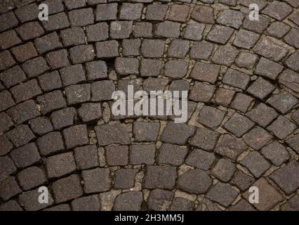 Mauerwerk einer Wand oder Straße. Braune Steine in einem Halbkreis gefaltet. Nahaufnahme. Abstrakte Textur oder Hintergrund Stockfoto