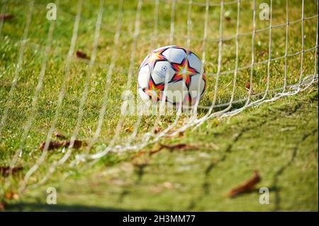 KIEW, UKRAINE - 27. OKTOBER 2020: Offizieller UEFA Champions League Spielball der Saison 21/22 auf dem Rasen im Fußballnetz Stockfoto