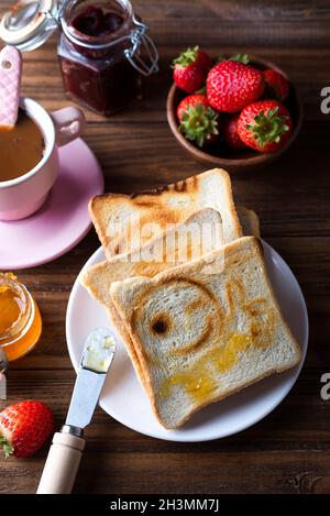 Frühstück mit Kaffee, Toast, Erdbeere und Marmelade Stockfoto