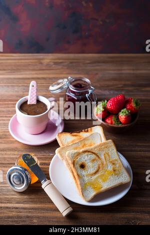 Frühstück mit Kaffee, Toast, Erdbeere und Marmelade Stockfoto