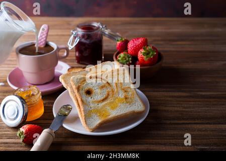 Frühstück mit Kaffee, Toast, Erdbeere und Marmelade Stockfoto