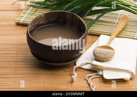 Kava-Getränk aus den Wurzeln der Kava-Pflanze mit Wasser gemischt Stockfoto