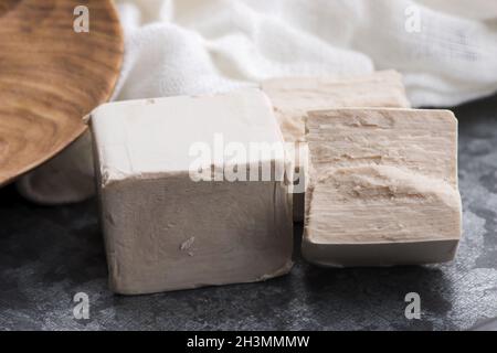 Frisch gepresste Hefe Servierbrett, selektiver Fokus Stockfoto
