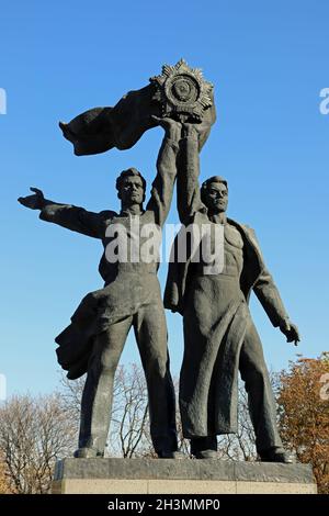 Denkmal der Sowjetzeit am Völkerfreundschaftsbogen Stockfoto