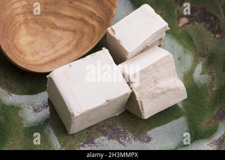 Frisch gepresste Hefe Servierbrett, selektiver Fokus Stockfoto