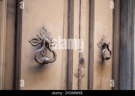 Antiker Metallgriff an der Eingangstür. Vintage Türgriffe aus lackiertem Metall. Nahaufnahme Stockfoto