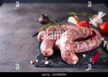 Rohwürste auf Schiefer Stockfoto