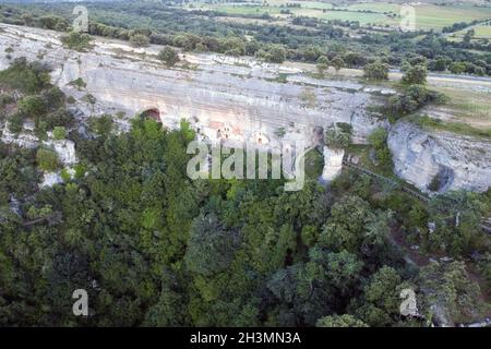 Luftaufnahme des Heiligen Bernabe Altertümliches Erbe in einer Höhle in Ojo Guarena, Burgos, Spanien. Stockfoto