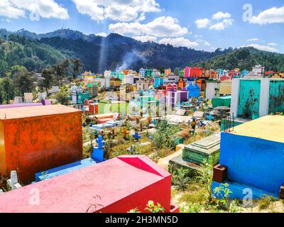 Erstaunlicher farbenfroher Friedhof in Chichicastenango, Guatemala Stockfoto