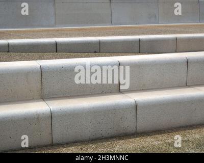 Moderne abgewinkelte Außentstufen mit abgerundeten Ecken in Grau- und Brauntönen Stockfoto