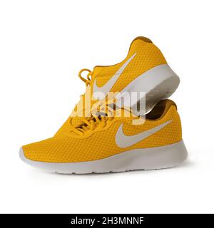 Gelbe Sneaker der Marke Nike. Sport Unisex-Modell zum Laufen. Schuhe auf weißem Hintergrund. Lifestyle-Konzept. Mai 2019. Kiew, Großbritannien Stockfoto