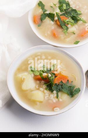 Gerstensuppe, Perlgerste in weißer Schüssel Stockfoto