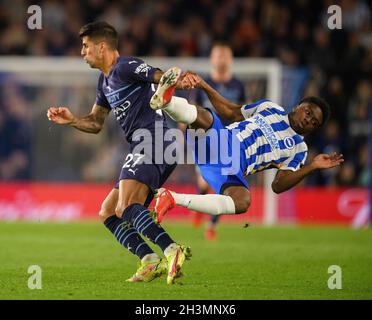 Joao Cancelo stößt während des Spiels im Amex Stadium in Brighton auf Tariq Lamptey. Picture : Mark Pain / Alamy. Stockfoto