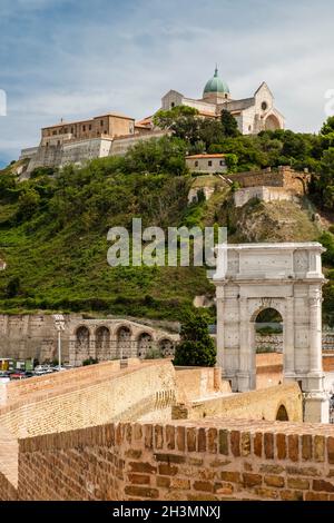 Der Trajansbogen und hinter der Kathedrale von St. Cyriac, Anarca, Marken, Italien Stockfoto