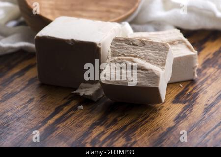 Frisch gepresste Hefe Servierbrett, selektiver Fokus Stockfoto