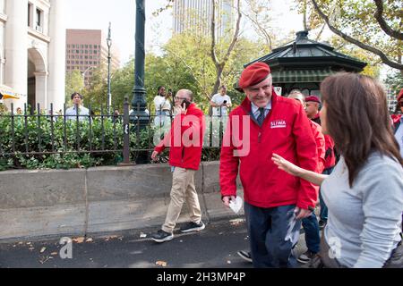 New York City, USA, 25. Oktober 2021, Curtis Sliwa ist in der Menge bei der NYC Workers Anti Mandate Medical Freedom Rally. Stockfoto