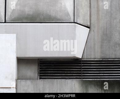 Nahaufnahme von Details geometrischer grauer strukturierter Betonplatten auf einem alten brutalistischen Gebäude Stockfoto