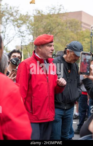 Curtis Sliwa beantwortet Fragen von Protestierenden bei der Demonstration und Kundgebung der medizinischen Freiheit der New Yorker Arbeiter am 25. Oktober 2021 Stockfoto