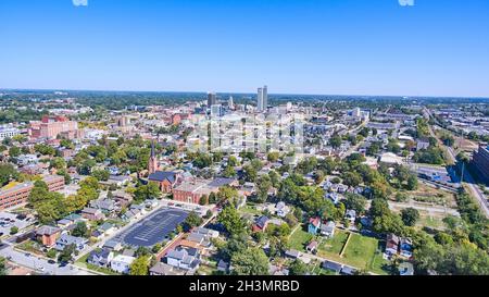 Luftaufnahme der Innenstadt von Fort Wayne, Indiana aus der Ferne Stockfoto