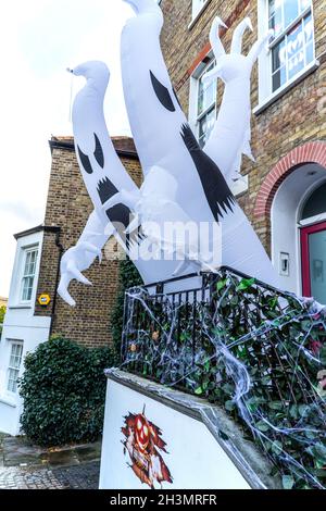 Unheimliche aufblasbare Geister in Hampstead London, Großbritannien Stockfoto