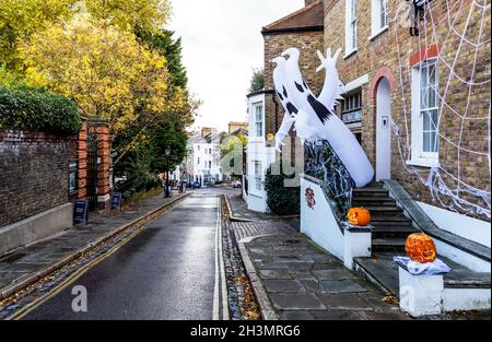 Unheimliche aufblasbare Geister in Hampstead London, Großbritannien Stockfoto