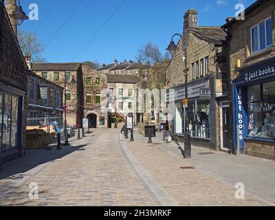 Brückentor im Zentrum von hebden Brücke mit Geschäften und Cafés auf beiden Seiten der Straße Stockfoto