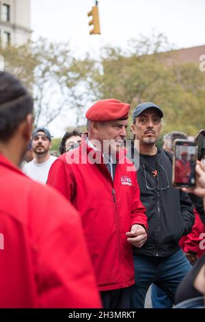 Curtis Sliwa beantwortet Fragen von Protestierenden bei der Demonstration und Kundgebung der medizinischen Freiheit der New Yorker Arbeiter am 25. Oktober 2021 Stockfoto