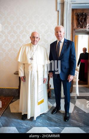 Papst Franziskus trifft den Präsidenten der Vereinigten Staaten von Amerika, Joe Biden, während einer privaten Audienz im Vatikan am 29. Oktober 2021 in Vatikanstadt, Rom, Italien. FOTO NUR FÜR REDAKTIONELLE ZWECKE!!! Stockfoto