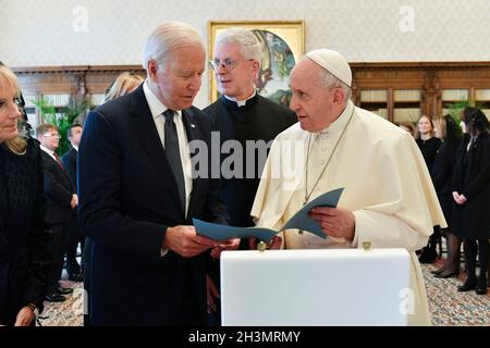Papst Franziskus trifft den Präsidenten der Vereinigten Staaten von Amerika, Joe Biden, während einer privaten Audienz im Vatikan am 29. Oktober 2021 in Vatikanstadt, Rom, Italien. FOTO NUR FÜR REDAKTIONELLE ZWECKE!!! Stockfoto