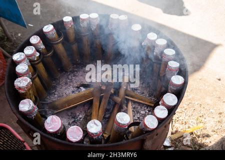Reis in Bambusröhrchen gekocht Stockfoto