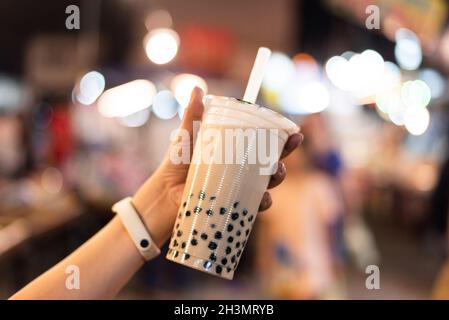 Taiwanesischer Bubble Milk Tee am Nachtmarkt Stockfoto