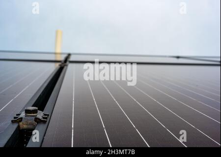 Seitenstütze zwischen Solarmodulen an einer neuen Installation auf einem Wohndach montiert Stockfoto