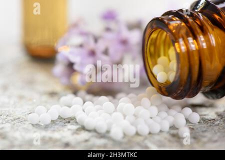 Alternative Medizin mit pflanzlichen und homöopathischen Pillen Stockfoto