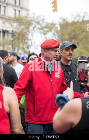 Curtis Sliwa beantwortet Fragen von Protestierenden bei der Demonstration und Kundgebung der medizinischen Freiheit der New Yorker Arbeiter am 25. Oktober 2021 Stockfoto