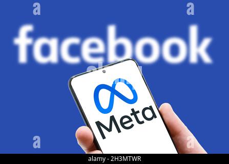 Moskau - 29 Okt, 2021: Meta-Logo auf dem Bildschirm des Mobiltelefons auf Facebook Worthintergrund. Facebook nach dem Rebranding und dem Ändern des Namens in Meta. Facebook Stockfoto