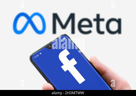 Moskau - 29 Okt, 2021: Facebook-Logo auf dem Bildschirm des Mobiltelefons auf Meta-Word-Hintergrund. Facebook nach dem Rebranding und dem Ändern des Namens in Meta. Facebook Stockfoto