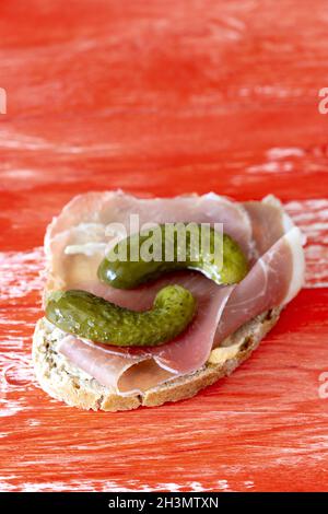 Schinken-Sandwich auf rotem Hintergrund Stockfoto