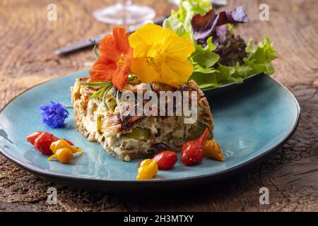 Französische Quiche mit Salat Stockfoto