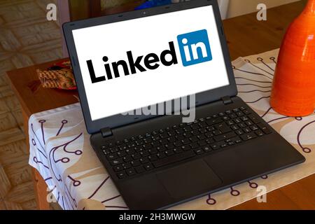 BARCELONA, SPANIEN - 23. OKTOBER 2021: LinkedIn-Anwendung auf dem Laptop-Bildschirm. Stockfoto