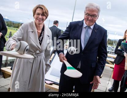 Limerick, Irland. Okt. 2021. Bundespräsident Frank-Walter Steinmeier und seine Frau Elke Büdenbender spielen bei einem Besuch der Universität Limerick mit schleudernden Fledermäusen und Bällen. Gemeinsam mit dem irischen Präsidenten und seiner Frau lernten sie von den Universitätsteams über diesen Sport. Bundespräsident Steinmeier und seine Frau sind zu einem dreitägigen Staatsbesuch in Irland. Quelle: Bernd von Jutrczenka/dpa/Alamy Live News Stockfoto