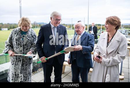 Limerick, Irland. Okt. 2021. Bundespräsident Frank-Walter Steinmeier (2. V.l.) und seine Frau Elke Büdenbender (r) besuchen gemeinsam mit dem irischen Präsidenten Michael D. Higgins und seiner Frau Sabina Higgins die Universität Limerick und lernen von den Hurling-Teams der Universität Limerick etwas über den Sport. Präsident Steinmeier und seine Frau sind zu einem dreitägigen Staatsbesuch in Irland. Quelle: Bernd von Jutrczenka/dpa/Alamy Live News Stockfoto