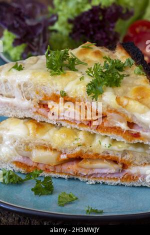 Französisch Croque Monsieur auf einem blauen Teller Stockfoto