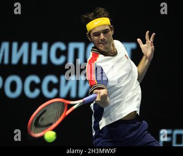 St. Petersburg, Russland. Okt. 2021. Taylor Fritz aus den USA im Einsatz während des St. Petersburg Open Tennisturniers 2021 gegen John Millman aus Australien in der Sibur Arena.Endstand; Taylor Fritz 2:0 John Millman. (Foto von Maksim Konstantinov/SOPA Images/Sipa USA) Quelle: SIPA USA/Alamy Live News Stockfoto