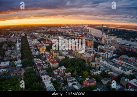 Luftaufnahme von dichten Gebäuden in Downtown Savannah, Georgia bei Sonnenuntergang Stockfoto