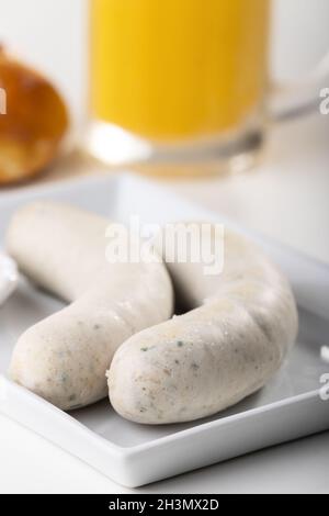 Bayerische Kalbswurst auf dem Teller Stockfoto