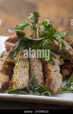 Steak in Scheiben mit Pfifferlingen Stockfoto